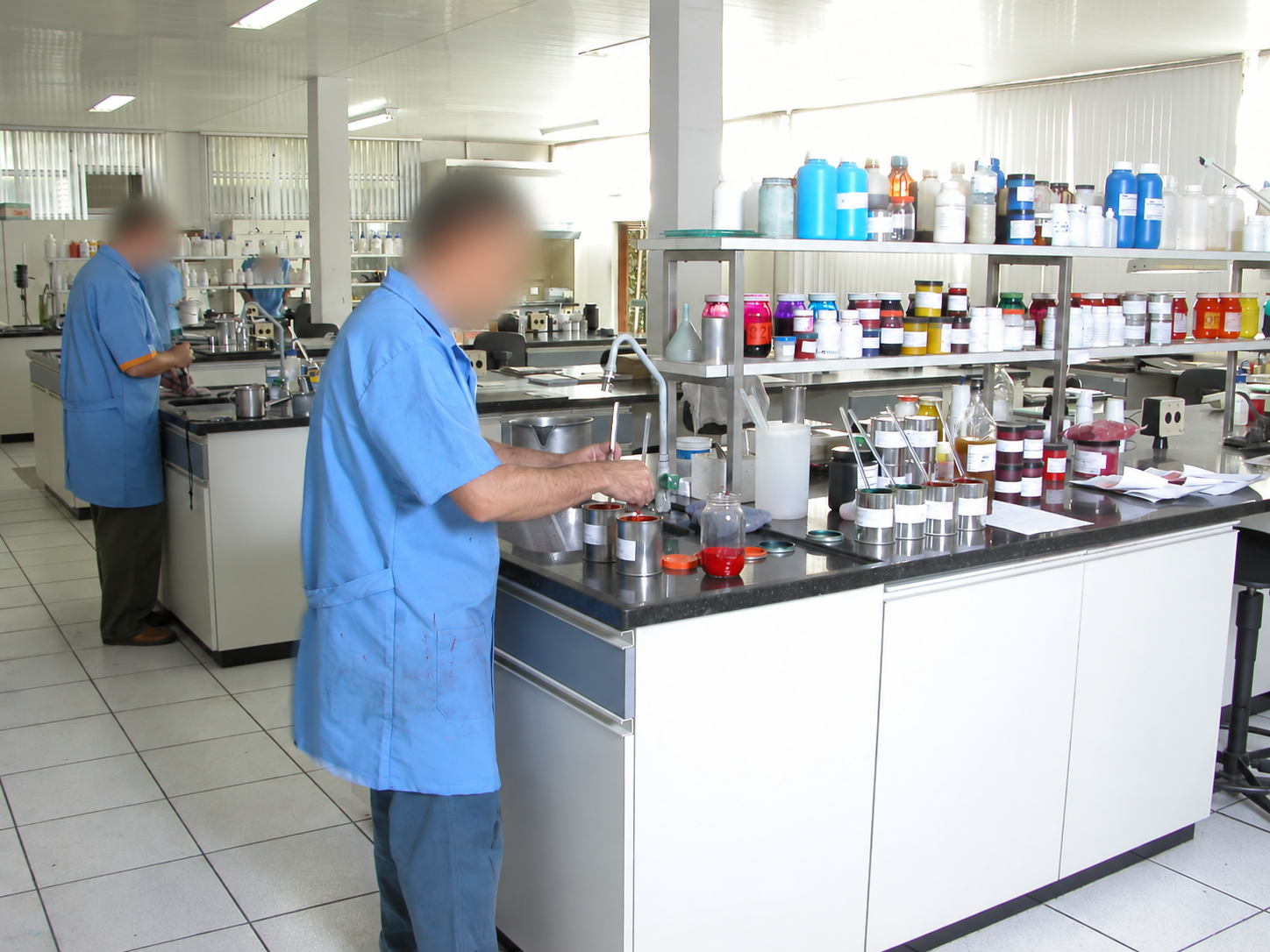 Laboratório da Luminar com técnicos e rostos desfocados para privacidade